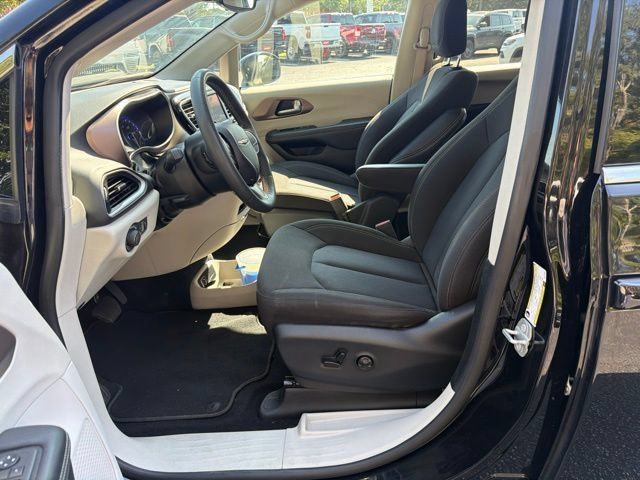 Used 2024 Chrysler Voyager LX FWD image 17