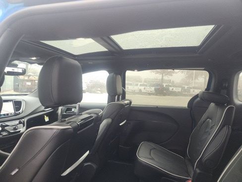 New 2026 Chrysler Pacifica Limited w/ Uconnect Theater Family Group image 20