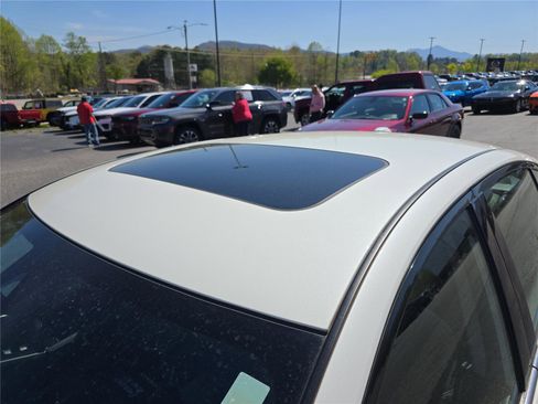 Used 2024 Nissan Altima 2.5 SR w/ SR Premium Package image 11