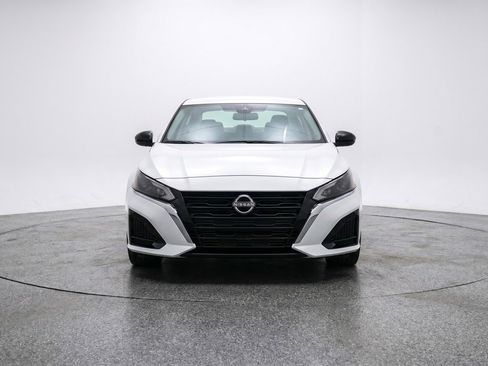Used 2025 Nissan Altima 2.5 SV FWD image 2