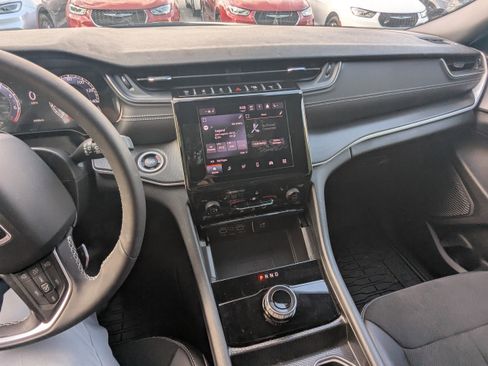 Used 2025 Jeep Grand Cherokee L Altitude image 4