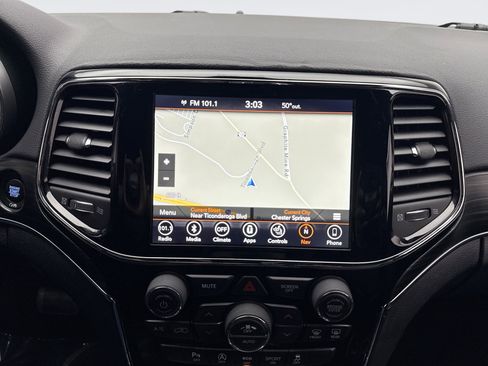Used 2019 Jeep Grand Cherokee Limited AWD/4WD image 15