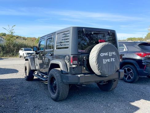 Used 2018 Jeep Wrangler Unlimited Rubicon w/ Connectivity Group image 4
