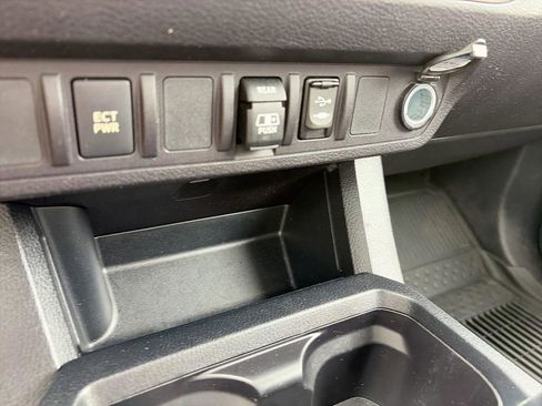 Used 2018 Toyota Tacoma SR5 RWD image 19