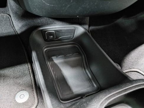 Certified 2025 Chrysler Pacifica Select FWD image 36