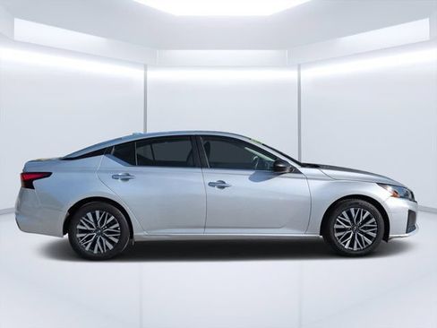 Used 2024 Nissan Altima 2.5 SV FWD image 2