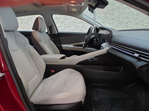 Used 2024 Hyundai Elantra Limited image 9