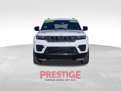 Used 2024 Jeep Grand Cherokee Laredo AWD/4WD image 3