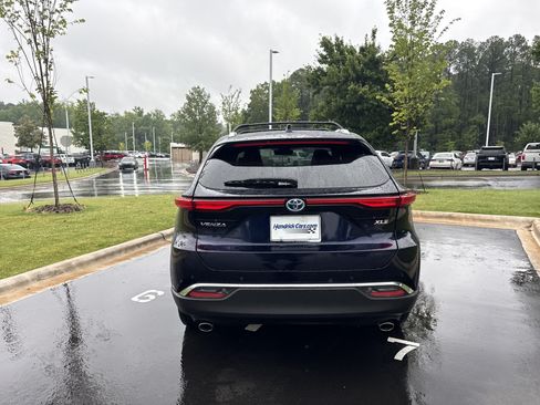 Used 2024 Toyota Venza XLE AWD/4WD image 9