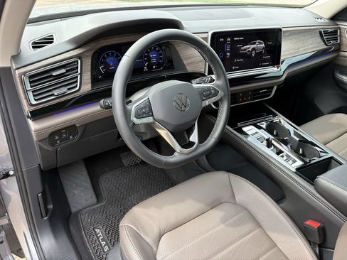 Used 2024 Volkswagen Atlas SEL AWD/4WD image 14