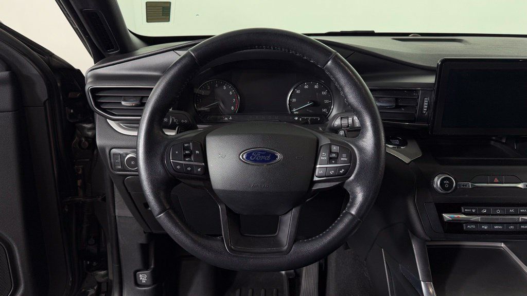 Used 2020 Ford Explorer XLT w/ Equipment Group 202A AWD/4WD image 16