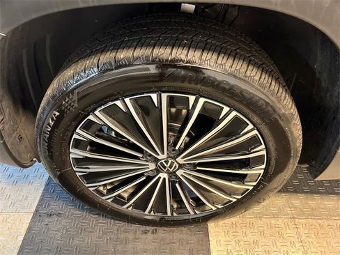 Certified 2025 Volkswagen Taos SE image 8