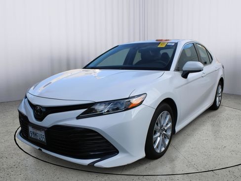 Used 2018 Toyota Camry LE image 3