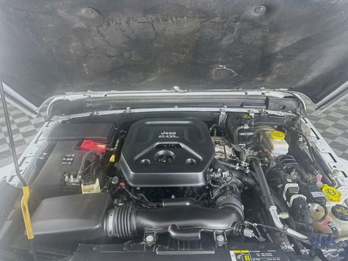 Used 2020 Jeep Wrangler Unlimited Sahara AWD/4WD image 33