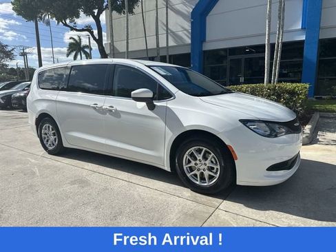 Used 2023 Chrysler Voyager LX image 17