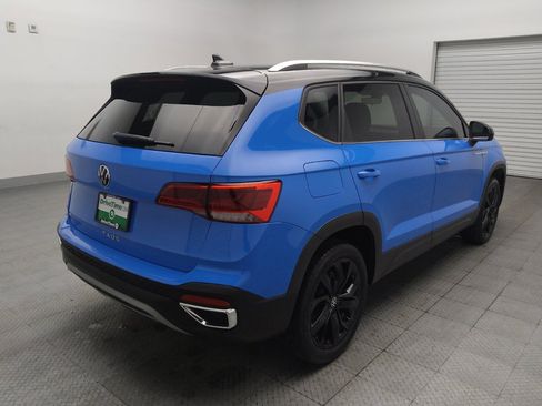 Used 2023 Volkswagen Taos SE w/ Panoramic Sunroof Package FWD image 9