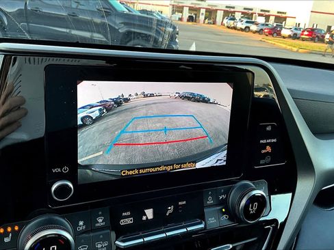 Used 2023 Toyota Highlander XLE image 27