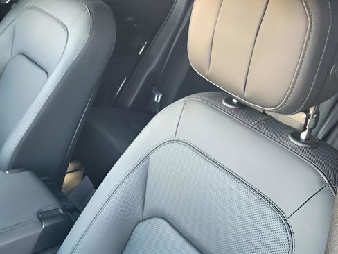 Used 2025 Land Rover Defender 110 X image 12