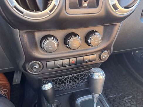 Used 2015 Jeep Wrangler Unlimited Rubicon w/ Connectivity Group AWD/4WD image 10