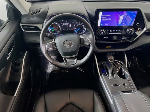 Certified 2024 Toyota Highlander XLE image 21