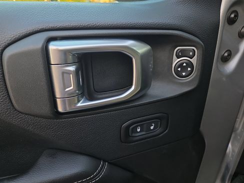 Used 2018 Jeep Wrangler Unlimited Sahara AWD/4WD image 15