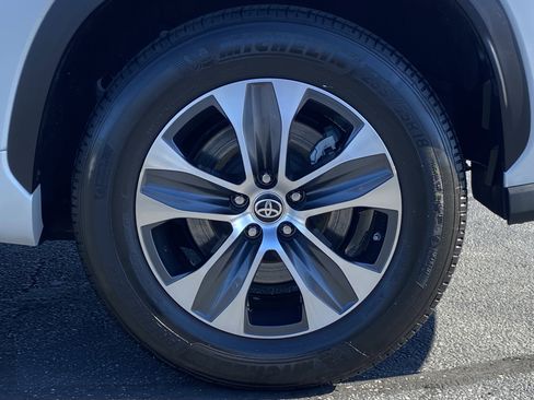 Used 2023 Toyota Highlander XLE image 7