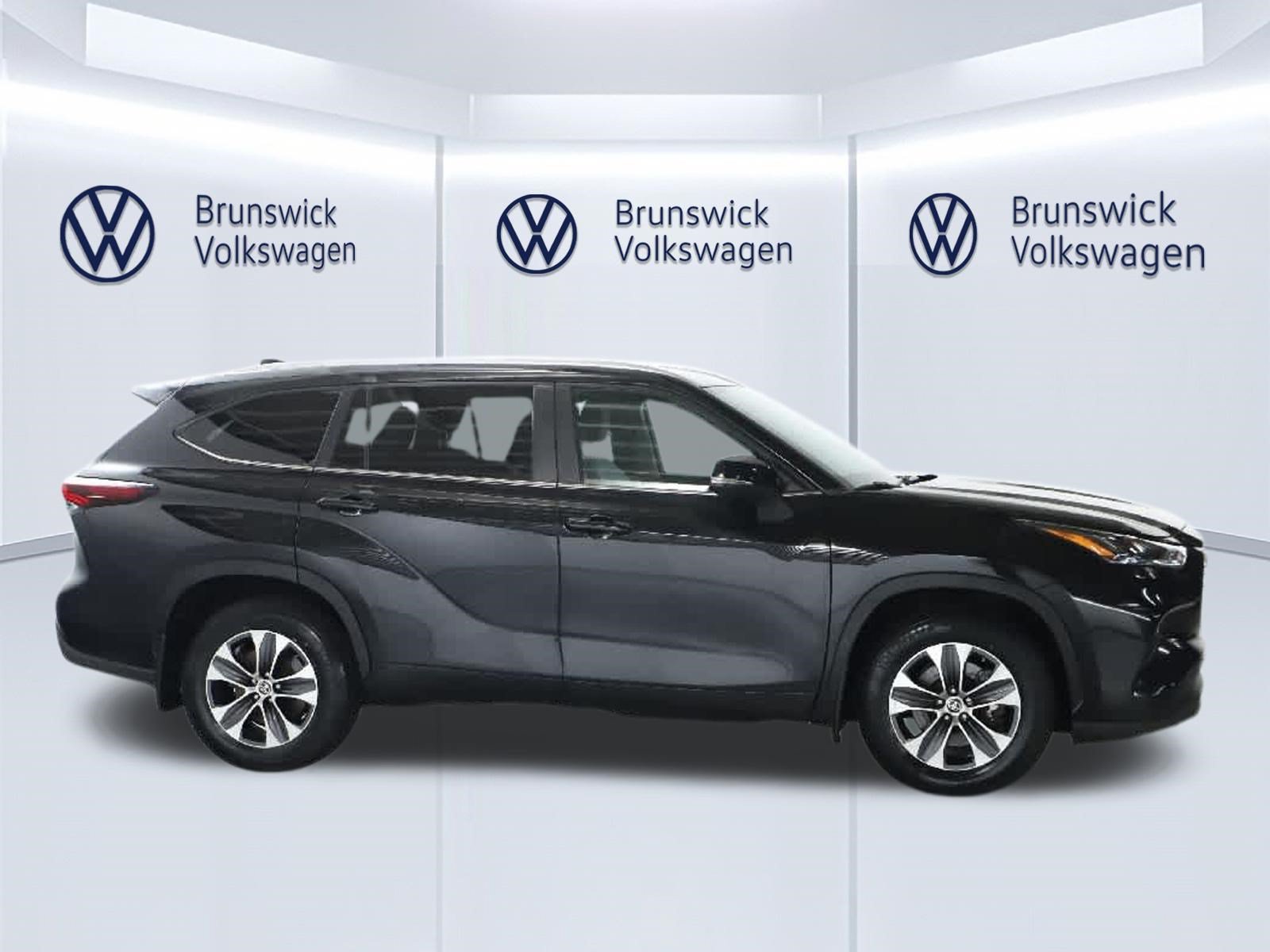 Used 2024 Toyota Highlander XLE AWD/4WD image 11
