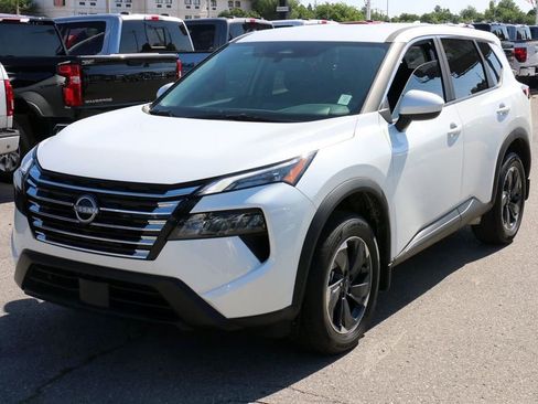 Used 2026 Nissan Rogue SV FWD image 2