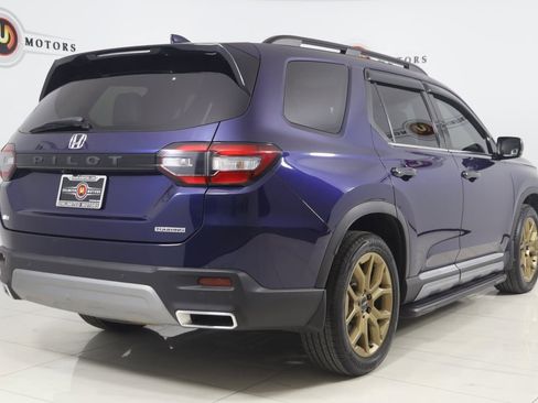 Used 2024 Honda Pilot Touring image 3
