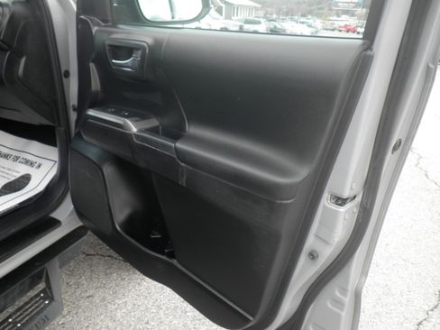 Used 2018 Toyota Tacoma TRD Sport image 24