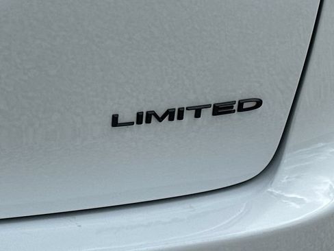 Used 2025 Chrysler Pacifica Limited FWD image 13