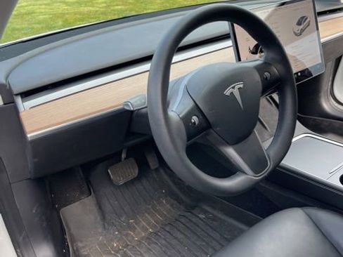 Used 2021 Tesla Model 3 Standard Range Plus image 2