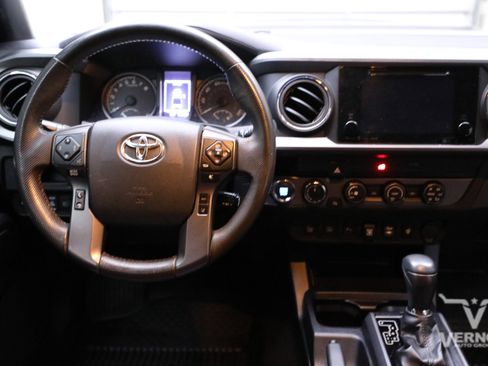 Used 2019 Toyota Tacoma TRD Sport image 18