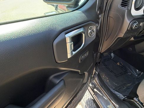 Used 2025 Jeep Gladiator Sport image 15