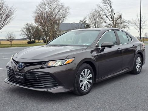 Used 2019 Toyota Camry LE image 3