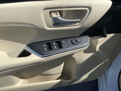 Used 2017 Toyota Camry XLE w/ Moonroof Package FWD image 16