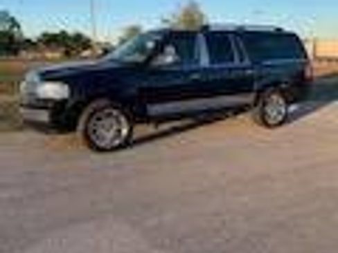 Used 2010 Lincoln Navigator L 4WD image 2