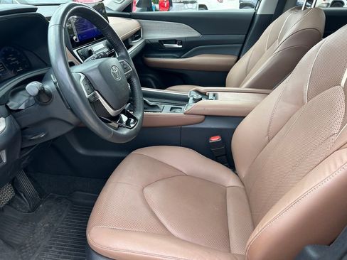 Used 2024 Toyota Grand Highlander AWD image 11