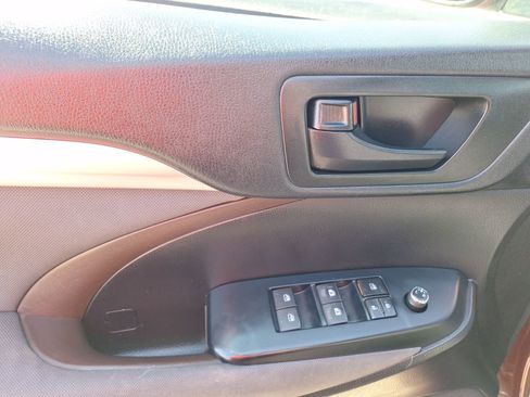 Used 2019 Toyota Highlander LE image 16