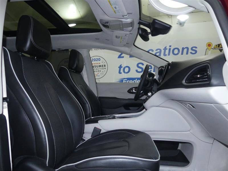 Used 2023 Chrysler Pacifica Limited AWD/4WD image 8