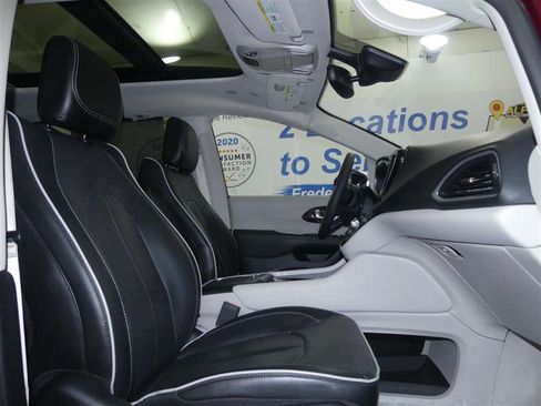 Used 2023 Chrysler Pacifica Limited image 8
