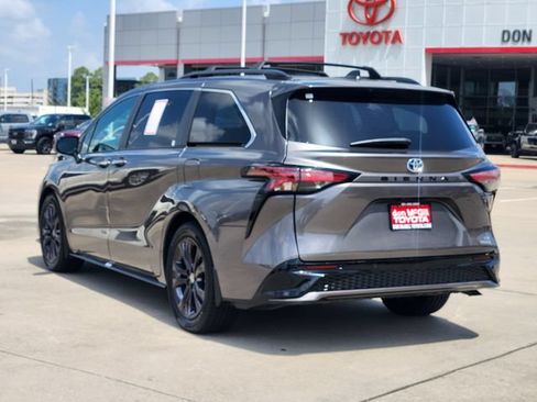Certified 2022 Toyota Sienna XSE FWD image 5