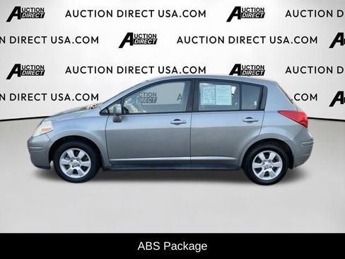 Used 2009 Nissan Versa Hatchback w/ Convenience Pkg FWD image 3