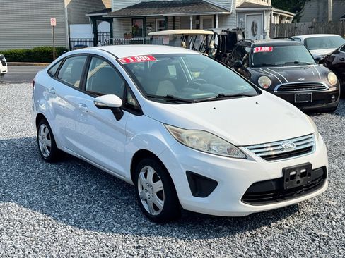 Used 2013 Ford Fiesta SE FWD image 3