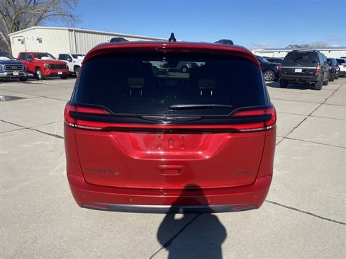 Used 2025 Chrysler Pacifica Limited image 14