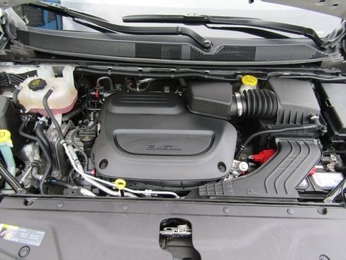 Used 2024 Chrysler Pacifica Touring-L FWD image 32