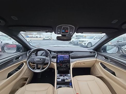 Used 2024 Jeep Grand Cherokee Limited image 2