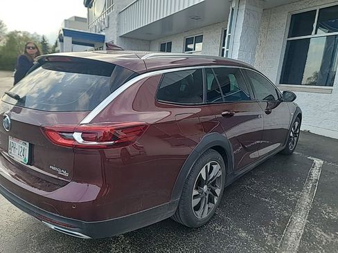 Used 2018 Buick Regal Preferred w/ Sights and Sounds Package AWD/4WD image 5