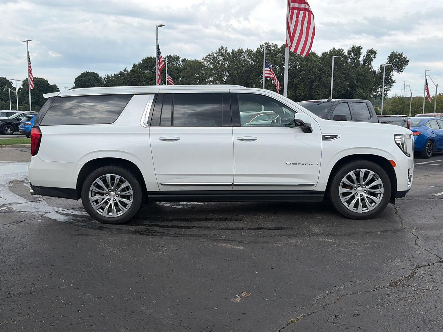Used 2021 GMC Yukon XL Denali w/ Denali Premium Package AWD/4WD image 5