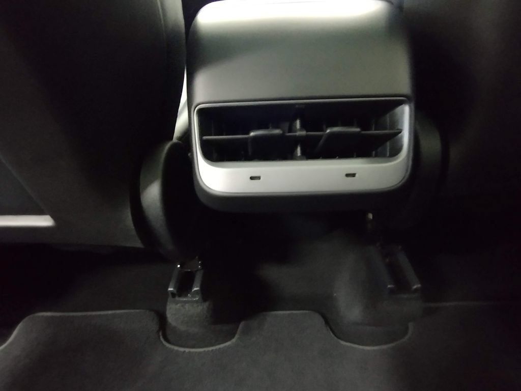 Used 2024 Tesla Model Y Long Range AWD/4WD image 29